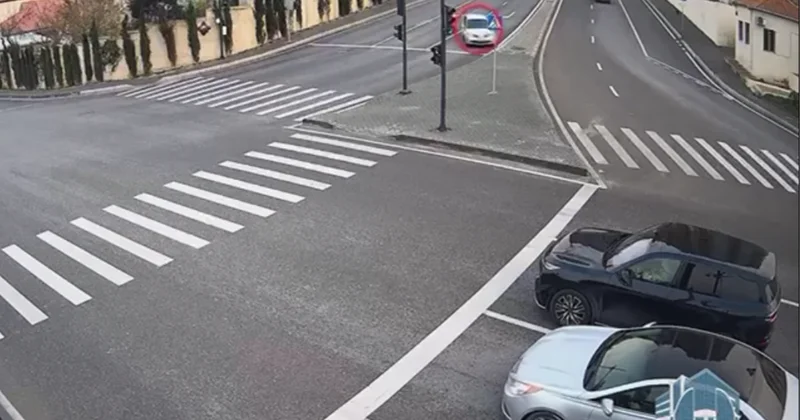 В Баку автомобиль без водителя стал причиной ДТП ВИДЕО
