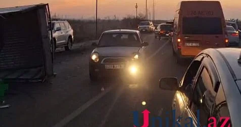 Yevlaxda yola səpələnmiş peyin zəncirvari qəzaya səbəb oldu