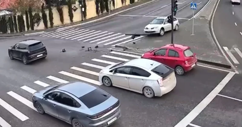 Bakıda park edilmiş avtomobil içərisində sərnişin ola ola hərəkət edib qəza törətdi ANBAAN VİDEO