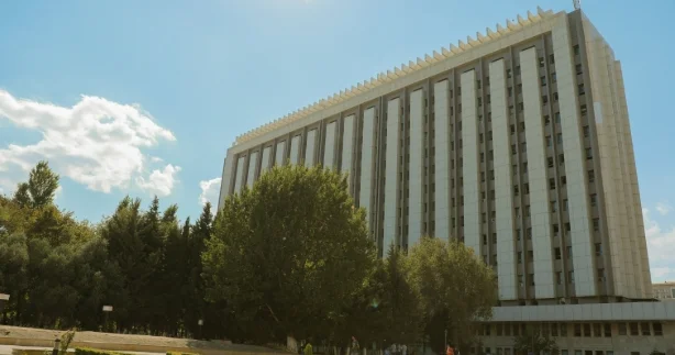 Universitet əməkdaşları bir ay 2 qat maaş aldı Azərbaycanda