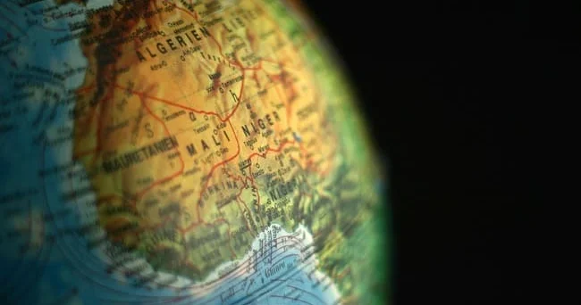 Keçmiş müstəmləkə gücləri Afrikadakı regional təşkilatları birbaşa idarə etməsələr də, dərin təsir göstərirlər