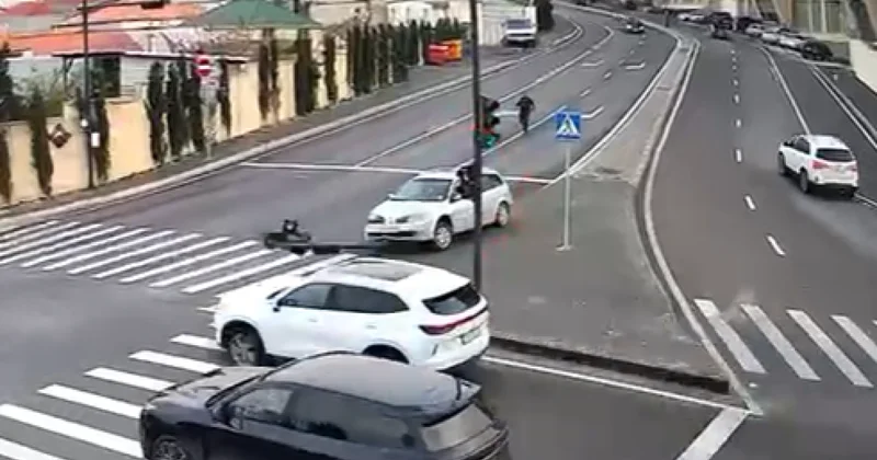 В Баку припаркованный автомобиль внезапно поехал и снес светофор Minval Politika