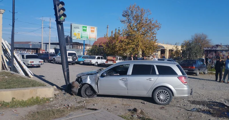 Bakıda sürücüsüz hərəkət edən maşın işıqforu məhv etdi