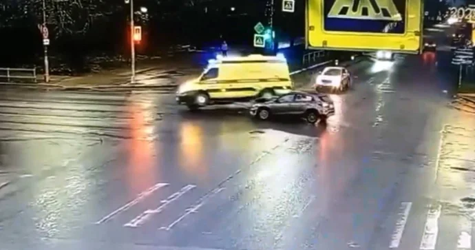 Təcili yardım maşını qəzaya düşdü; xəstəxayana aparılan xəstənin çiyni sındı VİDEO