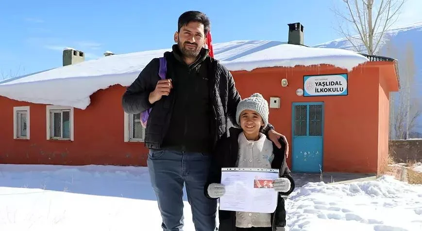 Məktəbin tək şagirdi, tək müəllimi: Həsrət rüblük qiymətlərini öyrəndi...