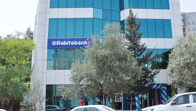 “Rabitəbank”la qalmaqalda məhkəmə qərar verdi: müştərinin hesabındakı pul ondan xəbərsiz Türkiyədə otelə necə köçürülüb?