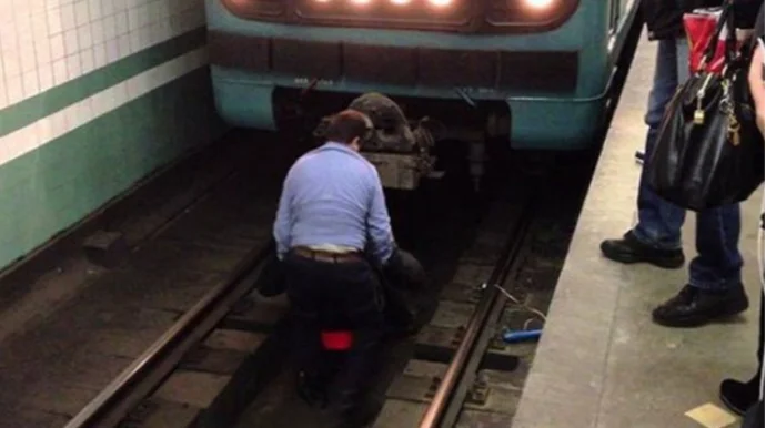 Ötən il metroda stansiya yoluna düşən 2 nəfər ölüb