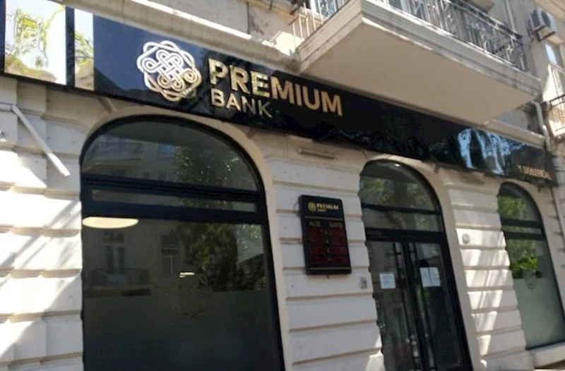 Müştərilər “Premium Bank”dakı pullarını geri götürür