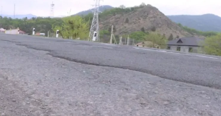 Şəki Zaqatala yolunun asfalt qatı dağılıb, işıqlandırma sistemi yoxdur VİDEO