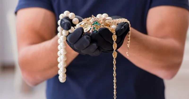 Yarım milyonluq qızıl oğurlayan şəxslər məhkəmə qarşısında