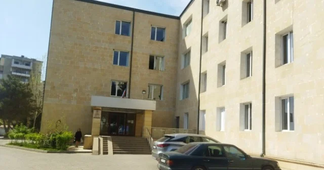 Bakıda poliklinika anaya uşağın sağlam, ataya isə xəstə olduğu barədə arayışlar verib (FOTOLAR)