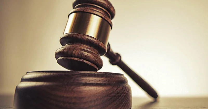 Atasını döyərək öldürməkdə təqsirləndirilən yeniyetməyə hökm oxunub