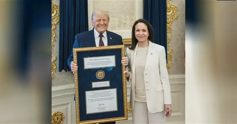 Мачадо вручила Трампу Нобелевскую премию мира в Белом доме