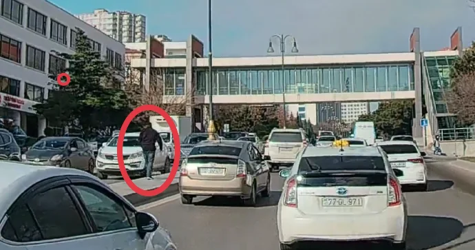 Piyada yerüstü keçidi qoyub yolun ortasında özünü təhlükəyə atdı VİDEO