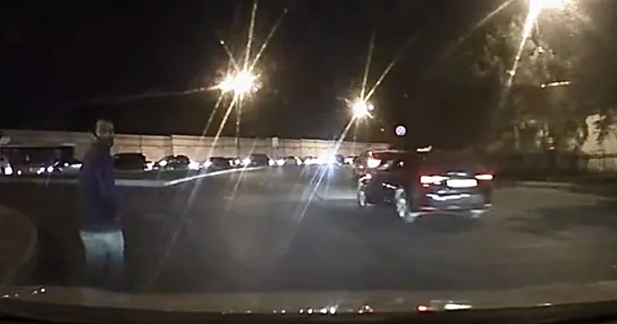 Əlləri cibində maşın yolunu parka çevirən piyada təhlükə saçdı VİDEO