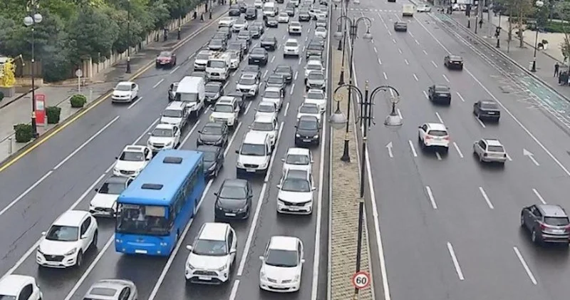 Bakının bir sıra yollarında nəqliyyatın sıxlığı müşahidə olunur