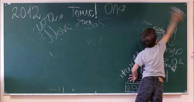 В Кыргызстане учительница избила ребенка у доски: ВИДЕО