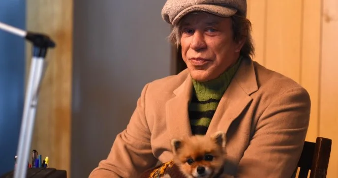 Актер Рурк отрекся от сбора денег для помощи с оплатой жилья