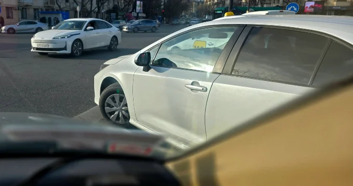 İşıqforda dayananda yanınızdakı maşının təkərinə niyə diqqət etməlisiniz? Mütəxəssis AÇIQLADI FOTO