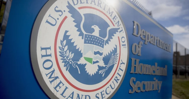 Мем вместо извинений: власти США ответили на критику миграционной полиции