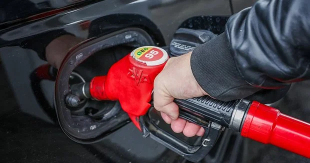 Rusiya yanacaqdoldurma məntəqələrində benzinin qiyməti düşüb..?