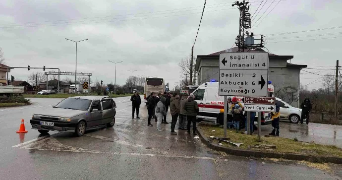 Yağışlı havada sürüşən avtobus svetoforda dayanan maşına çırpıldı; 4 yaralı var FOTOLAR