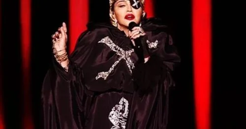“Dualarım İran xalqı ilədir” − Madonna
