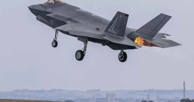 Американский F 35 подал сигнал бедствия над Японией и исчез с радаров