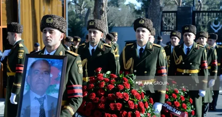 Bir romanlıq tale yaşayan qəhrəmanımız qəriblikdən Vətənə çiyinlərdə gəldi