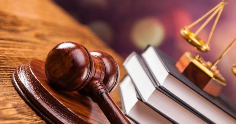 Atasını öldürən yeniyetməyə ağır cəza verildi