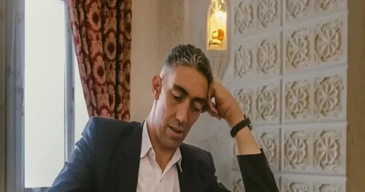 Üç çarpayıda yatır, mikroavtobuslarda səyahət edir Dünyanın ən uzun adamı necə yaşayır?