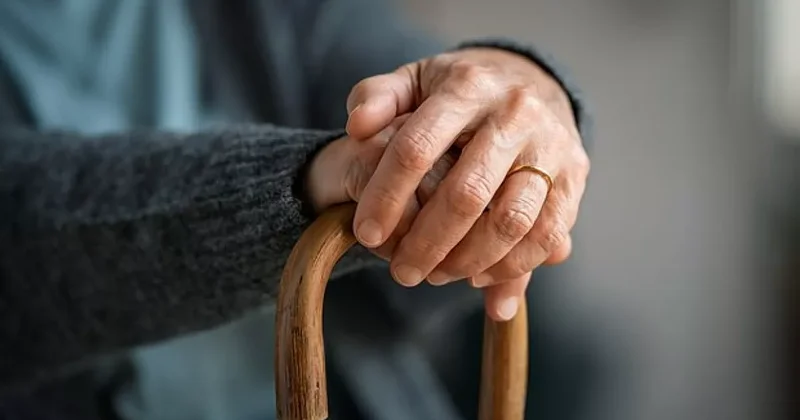 Shot: В российском городе колбасой с антипаразитарными таблетками кормили постояльцев дома престарелых