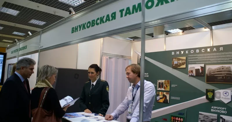 В московском аэропорту поймали россиянку с сумкой, набитой долларами