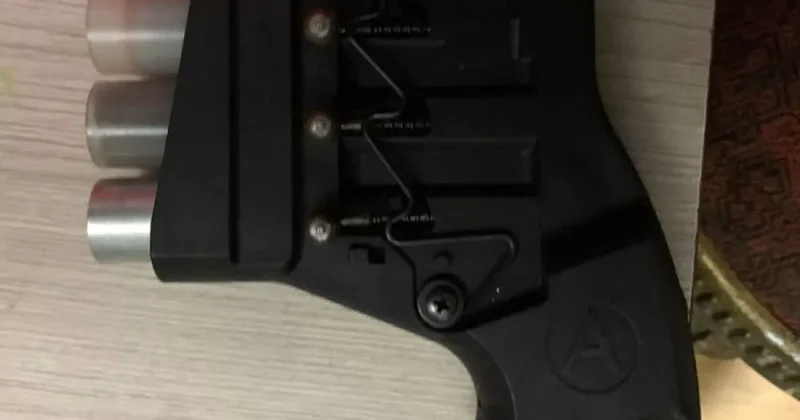 В России вооруженный пистолетом рецидивист украл из магазина 80 шоколадок