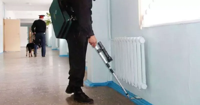 В десятки образовательных учреждений России поступили сообщения о заложенной взрывчатке