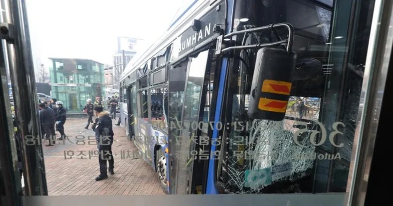 В Сеуле автобус выехал на тротуар и врезался в здание: пострадали 13 человек