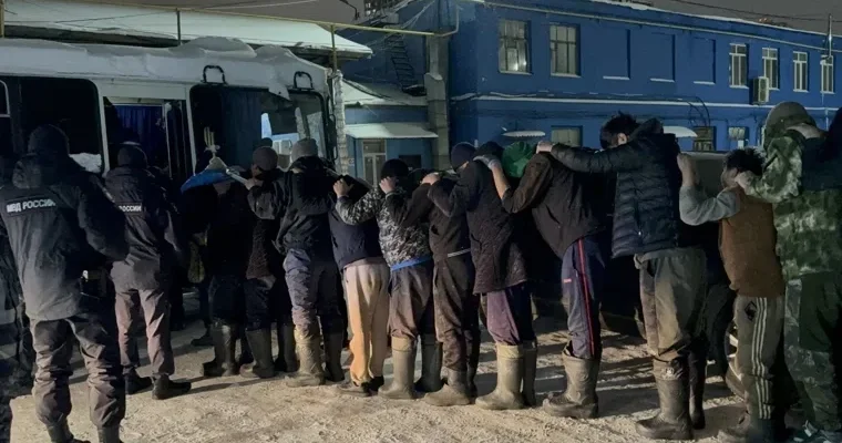 В Екатеринбурге накрыли завод с нелегалами: 50 депортированных ФОТО