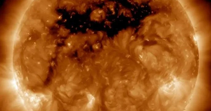 Ученые сообщают о новой огромной дыре на Солнце размером в 1 млн километр