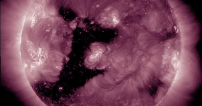 На Солнце зафиксировали корональную дыру необычной формы