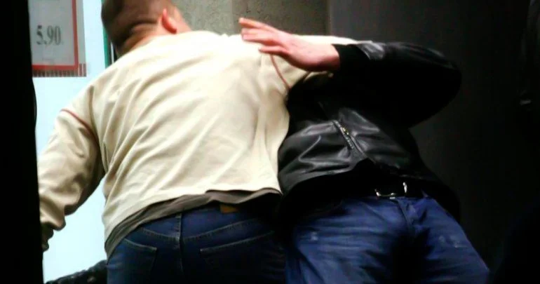 Keçmiş hərbçi sevdiyi qadının eks ərini döydü KONKRET