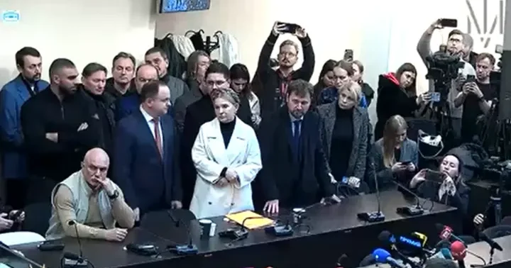 Məhkəmə sabiq baş nazirdən fantastik məbləğ istədi