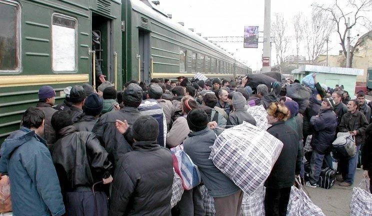 Kreml qaydaları daha da sərtləşdirir: Rusiyadan ölkəmizə 100 min azərbaycanlı axın edə bilər