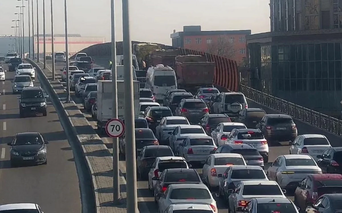 Koroğlu metro stansiyası istiqamətində sıxlıq yarandı