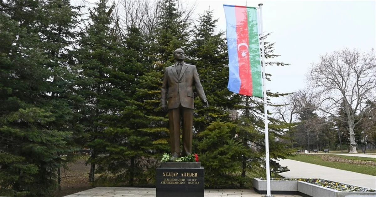 Джейхун Байрамов посетил памятник Гейдару Алиеву в Белграде ФОТО