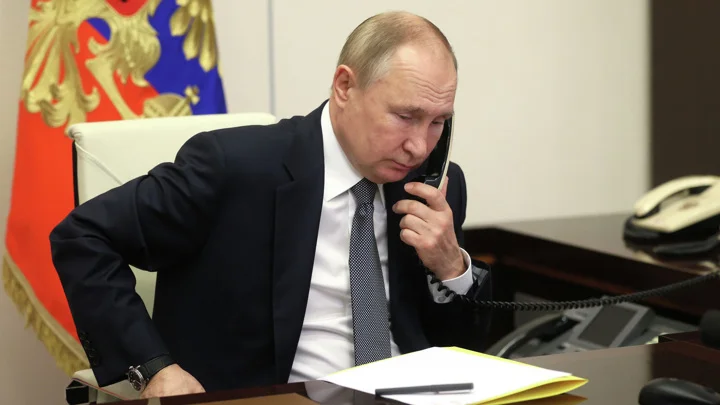 Putin telefonla danışanda yanında kim olur?