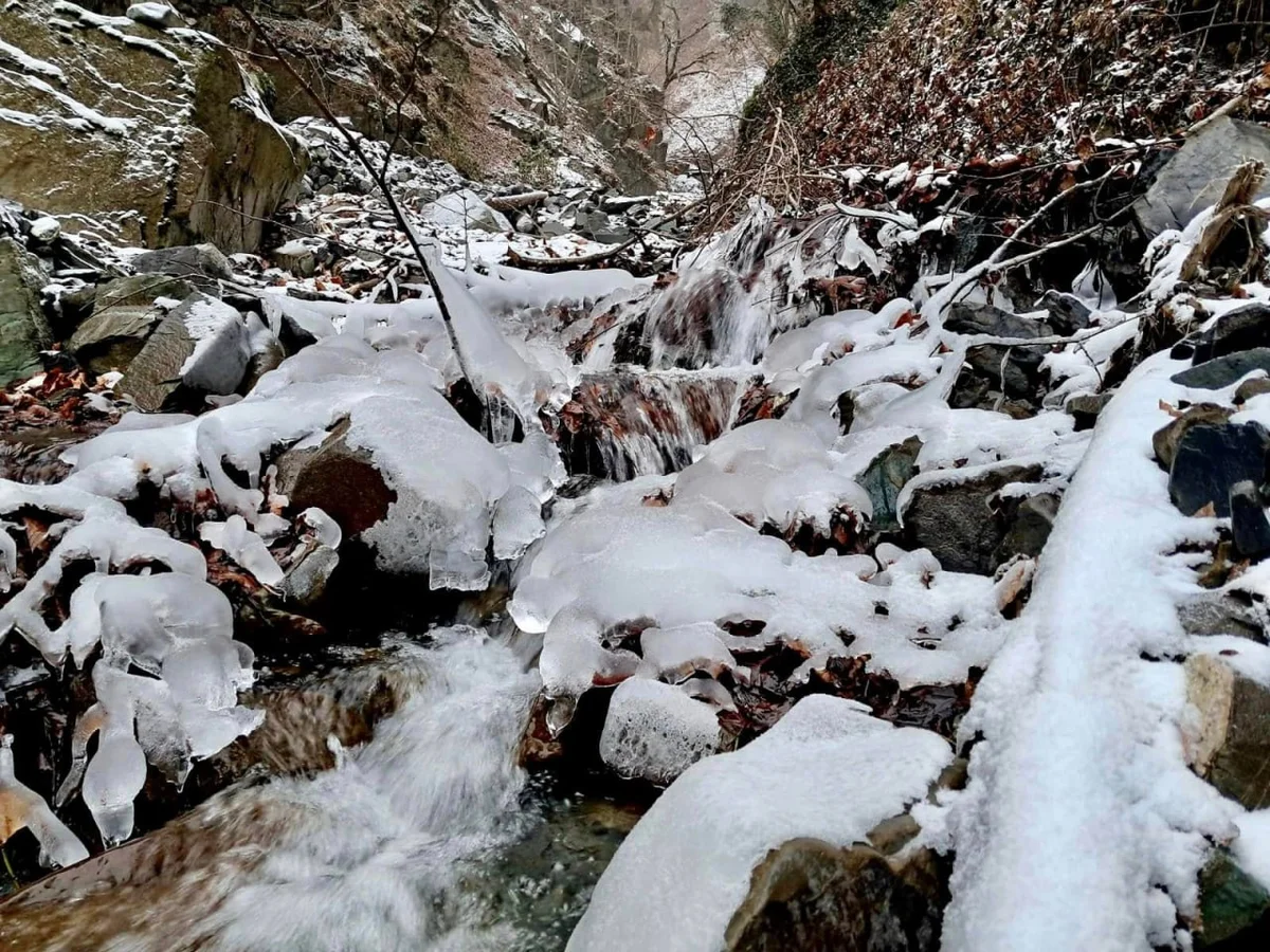 Şahdağda şəlalələr, bulaqlar dondu FOTO