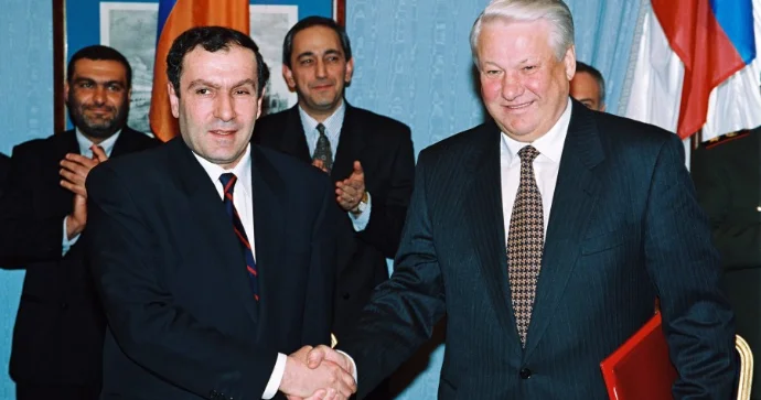 Rusiyanın Ermənistana silah ötürməsi ilə bağlı faktları POLİTOLOQ İFŞA ETDİ FOTO