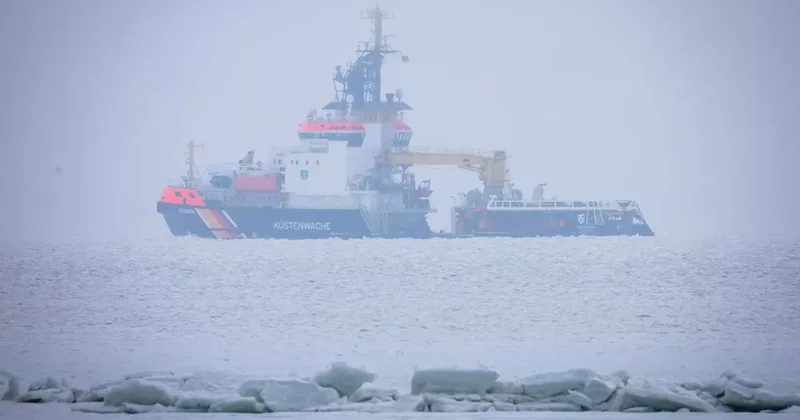 Направлявшийся на помощь газовозу немецкий ледокол также застрял во льдах Арктики