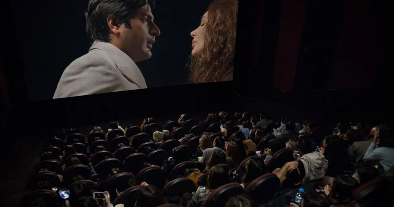 Bakıda gəncdən maraqlı addım Film zamanı evlilik təklifi etdi
