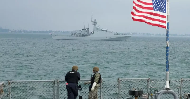 СМИ: ВМС США топят свои корабли в качестве предупреждения России